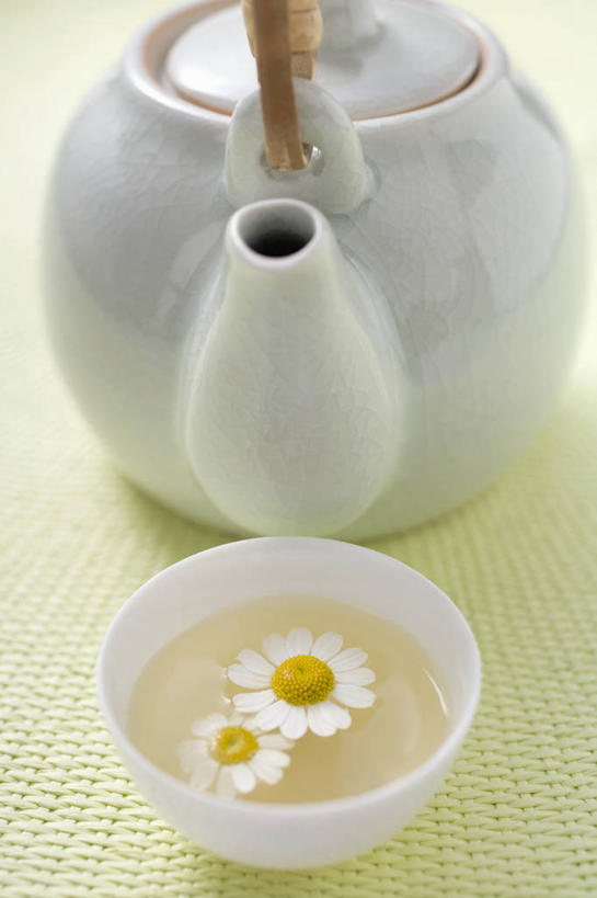 无人,竖图,俯视,室内,特写,白天,幸福,餐桌,茶,桌子,杯子,阴影,盛开,反射,壶,影子,陶瓷,茶叶,陶瓷制品,饮品,一杯,花蕾,娱乐,水壶,花,花瓣,花朵,鲜花,两个,茶壶,容器,水杯,花茶,花苞,花蕊,享受,休闲,温馨,放松,乐趣,保健,养生,甘菊,餐台,花草茶,舒适,杭菊花,高尚,香花茶,香片,熏花茶,杭白菊,茶杯,彩图,高角度拍摄