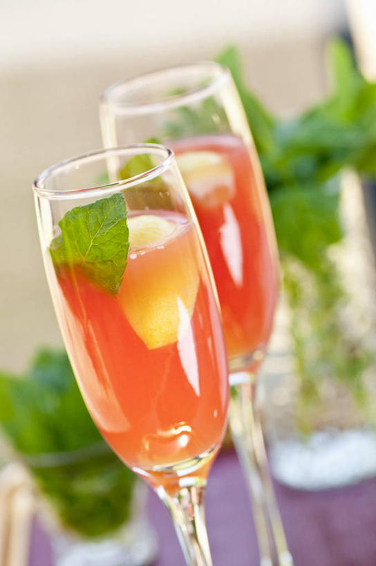 无人,竖图,俯视,室内,特写,白天,餐桌,桌子,草莓,浆果,杯子,水果,叶子,阴影,朦胧,模糊,新鲜,反射,高脚杯,影子,生食,薄荷,食品,果实,绿叶,银丹草,酒类,两杯,文化,玻璃制品,酒,食物,饮料,两个,红色,酒杯,鸡尾酒,橙色,嫩叶,调酒,有机食品,绿色食品,餐台,创造,想象,贝利尼鸡尾酒,贝里尼鸡尾酒,鸡尾酒杯,斑叶凤梨薄荷,夜息香,胡椒薄荷,叶,叶片,玻璃杯,洋莓,水果皇后,红莓,地莓,彩图,高角度拍摄