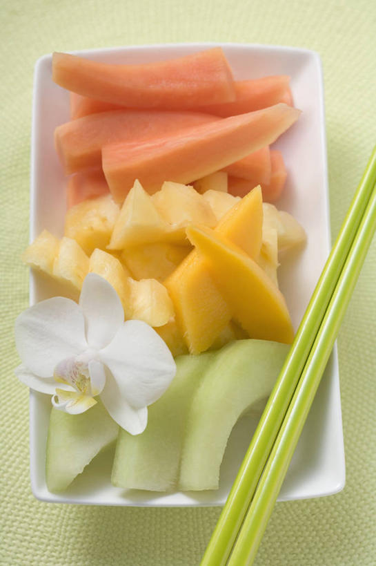无人,竖图,俯视,室内,特写,白天,餐桌,桌子,菠萝,芒果,西瓜,餐具,水果,一堆,许多,绿色背景,阴影,堆叠,堆积,新鲜,装饰,盛开,反射,碟子,盘,影子,生食,食品,果实,花蕾,花,花瓣,花朵,鲜花,食物,一朵,一个,黄色,红色,白色,盘子,碟,花苞,花蕊,摄影,有机食品,绿色食品,影棚,单个,餐台,堆,华丽,修饰,点缀,高雅,衬托,美观,雅致,雅观,淡泊,花中君子,兰花,望果,蜜望,檬果,闷果,漭果,杧果,寒瓜,凤梨,庵波罗果,彩图,高角度拍摄,影棚拍摄,拍摄