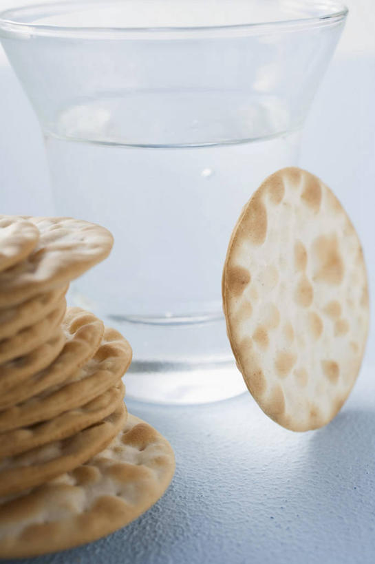 点心,无人,竖图,俯视,室内,特写,白天,餐桌,桌子,杯子,一排,许多,蓝色背景,整齐,食品,酒类,一杯,玻璃制品,酒,食物,饮料,排列,水杯,饼干,零食,杜松子酒,摄影,影棚,餐台,堆,队列,金酒,烈酒,琴酒,玻璃杯,彩图,高角度拍摄,影棚拍摄,拍摄