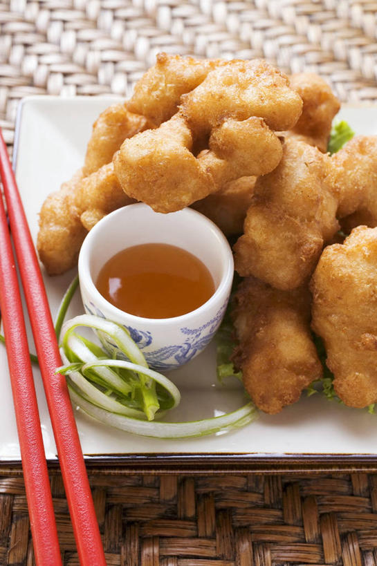 无人,竖图,俯视,室内,特写,白天,烹饪,筷子,桌面,桌子,餐具,一双,阴影,朦胧,模糊,反射,木制,碟子,盘,影子,陶瓷,调料,鸡肉,酱料,酱汁,肉,油炸,佐料,料理,食品,陶瓷制品,调味品,调味料,文化,传统,鸡块,酱,菜肴,美食,肉类,食物,盘子,木制品,容器,碟,碗,佳肴,储藏,礼节,储存,炸鸡块,礼仪,肉食,杏酱,进餐用具,彩图,高角度拍摄,贮存
