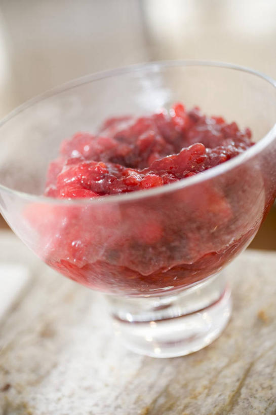 无人,竖图,俯视,室内,特写,白天,餐桌,桌子,水果,玻璃,一堆,阴影,堆叠,堆积,朦胧,模糊,新鲜,反射,影子,生食,食品,果实,玻璃制品,食物,一个,红色,容器,碗,果酱,有机食品,绿色食品,单个,餐台,储藏,堆,储存,果子酱,彩图,高角度拍摄,蔓越莓酱,贮存