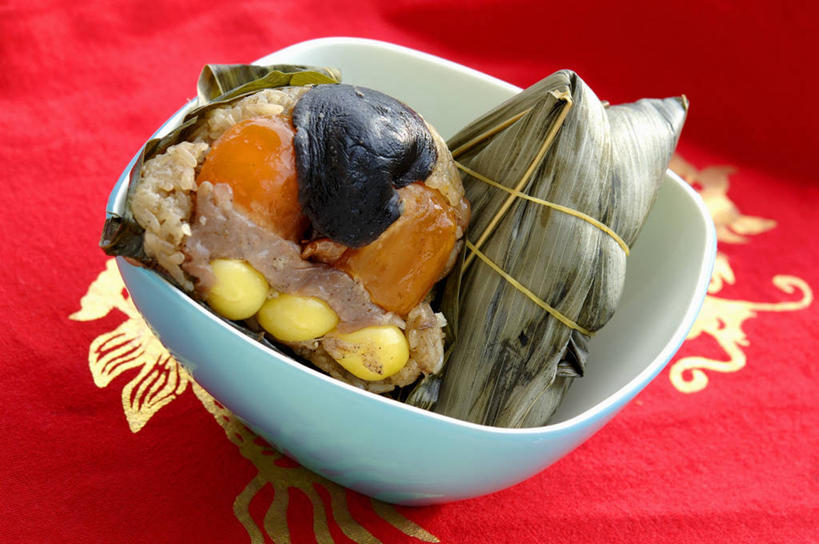 无人,横图,俯视,室内,特写,白天,桌面,桌子,叶子,刺绣,端午节,阴影,红色背景,节日,庆祝,艺术,反射,木制,影子,手工艺品,陶瓷,粽叶,绿叶,陶瓷制品,粽子,文化,一个,木制品,容器,工艺品,碗,庆典,金色,嫩叶,摄影,影棚,单个,纪念,储藏,高雅,储存,箬叶,芦苇叶,自信心,品位,角黍,筒粽,叶,叶片,彩图,高角度拍摄,影棚拍摄,拍摄,女红,针绣,针黹,黹,蛋黄肉粽,贮存