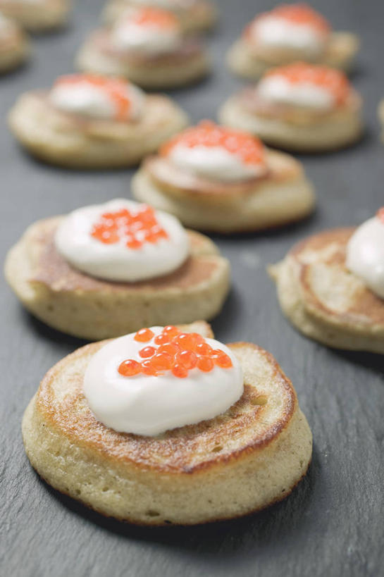 点心,煎饼,牛奶,无人,竖图,俯视,室内,特写,白天,桌面,桌子,许多,阴影,灰色背景,朦胧,模糊,反射,木制,影子,鱼卵,食品,饮品,营养,鱼籽,文化,酸奶,鲑鱼卵,小吃,食物,糕点,饮料,木制品,甜食,摄影,影棚,乳制品,奶,发酵,薄煎饼,优格,优酪乳,俄式薄煎饼,彩图,高角度拍摄,影棚拍摄,拍摄