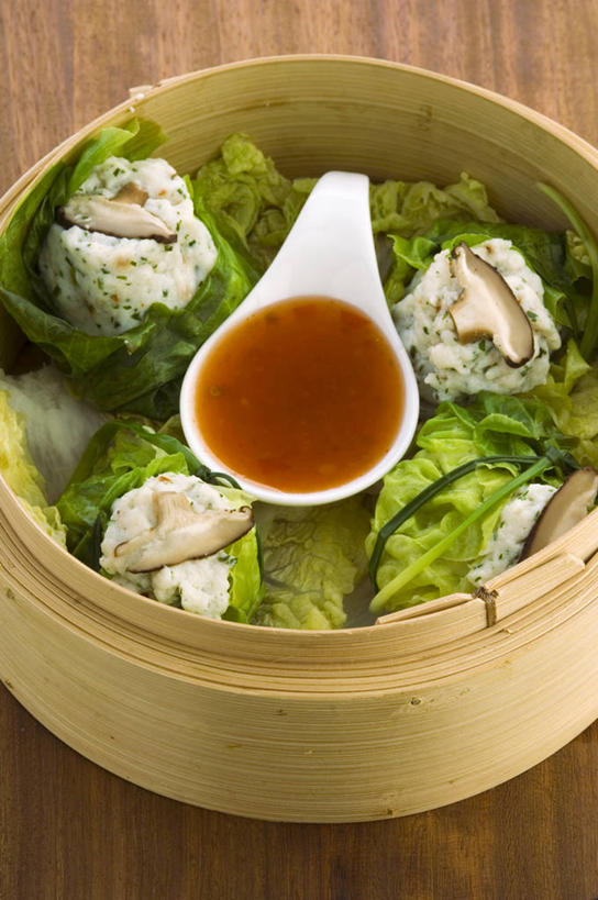 点心,蒸笼,无人,竖图,俯视,室内,特写,白天,烹饪,中餐,桌面,桌子,厨具,阴影,竹制,反射,木制,影子,陶瓷,调料,酱料,酱汁,佐料,料理,食品,饺子,面点,陶瓷制品,调味品,调味料,酱,辣酱,小吃,美食,食物,一个,木制品,容器,碗,中式,虾饺,单个,储藏,辣椒酱,竹制品,储存,笼屉,蒸饺,烹饪用具,烹调用具,烹调,彩图,高角度拍摄,贮存