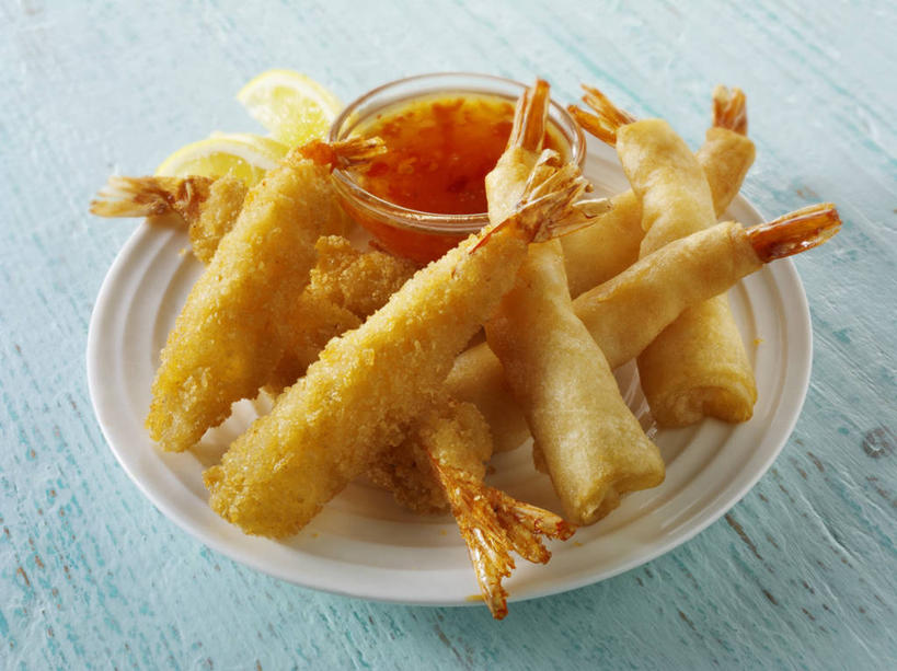 无人,横图,俯视,室内,特写,白天,烹饪,桌面,桌子,餐具,玻璃,阴影,反射,木制,碟子,盘,影子,调料,酱料,酱汁,天妇罗,虾,佐料,日本料理,料理,食品,调味品,调味料,酱,辣酱,菜肴,美食,玻璃制品,食物,盘子,木制品,容器,碟,碗,日式料理,日式,佳肴,储藏,辣椒酱,储存,斑节对虾,斑节虾,天麸罗,日本对虾,竹节虾,海鲜天妇罗,彩图,高角度拍摄,贮存