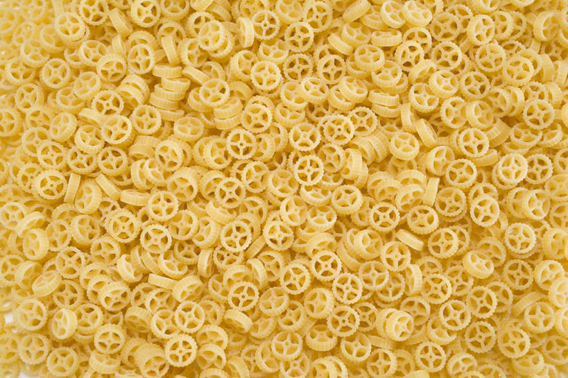 面食,面条,意大利面,无人,横图,俯视,室内,特写,白天,西餐,桌面,桌子,一堆,许多,阴影,堆叠,堆积,反射,木制,影子,面,料理,食品,很多,食物,黄色,木制品,西式,堆,彩图,高角度拍摄,车轮面