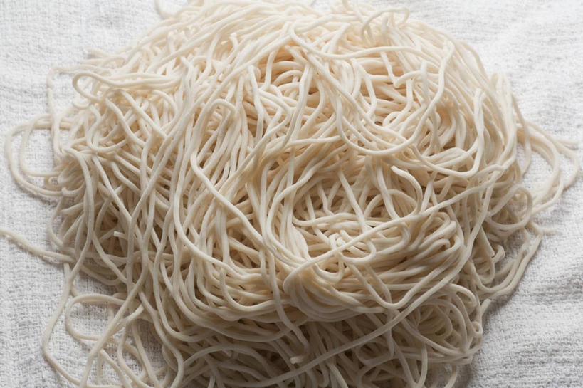 面食,面条,无人,横图,俯视,室内,特写,白天,桌面,桌子,一堆,许多,阴影,堆叠,堆积,反射,木制,影子,面,很多,拉面,木制品,荞麦面,堆,彩图,高角度拍摄