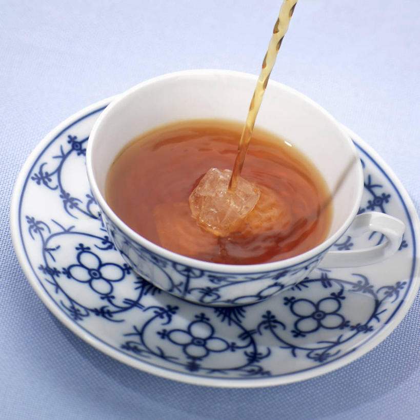 无人,方图,俯视,室内,特写,白天,幸福,餐桌,茶,桌子,餐具,倒,阴影,蓝色背景,反射,碟子,盘,影子,陶瓷,茶叶,食品,糖,糖果,甜点,甜品,陶瓷制品,娱乐,食物,盘子,容器,碟,碗,甜食,享受,休闲,温馨,放松,乐趣,摄影,影棚,餐台,储藏,提神,舒适,储存,醒脑,水晶糖,彩图,高角度拍摄,影棚拍摄,拍摄,贮存