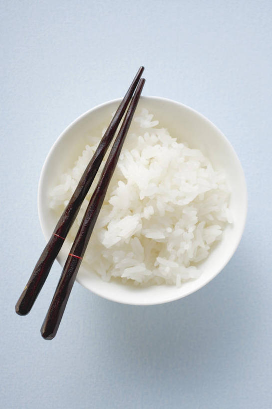 无人,竖图,俯视,室内,特写,白天,餐桌,筷子,桌子,餐具,一堆,一双,许多,阴影,堆叠,堆积,蓝色背景,反射,影子,陶瓷,谷类,谷物,陶瓷制品,米,文化,传统,一个,白色,容器,碗,摄影,影棚,单个,餐台,储藏,堆,礼节,储存,礼仪,香米,印度香米,巴斯马蒂大米,巴斯马蒂香米,香稻,进餐用具,彩图,高角度拍摄,影棚拍摄,拍摄,贮存