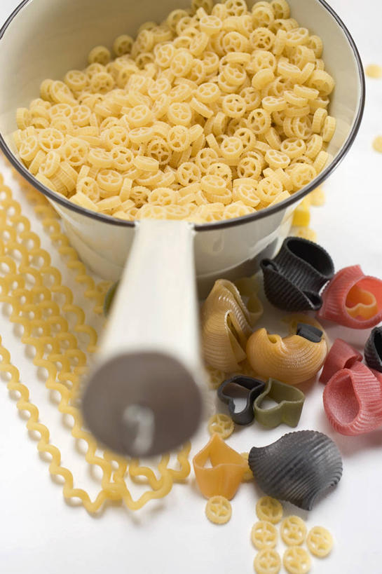 面食,面条,意大利面,无人,竖图,俯视,室内,特写,白天,白色背景,西餐,桌面,桌子,金属制品,一堆,许多,阴影,堆叠,堆积,反射,金属,木制,滤器,影子,勺子,面,料理,食品,很多,食物,木制品,西式,摄影,影棚,堆,漏勺,彩图,高角度拍摄,影棚拍摄,拍摄,车轮面