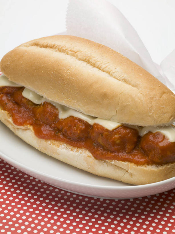 点心,面包,奶酪,无人,竖图,俯视,室内,特写,白天,白色背景,烹饪,西餐,桌面,桌子,餐具,阴影,反射,木制,布料,碟子,盘,影子,调料,酱料,酱汁,茄汁,肉,佐料,干酪,起司,三明治,料理,食品,面点,调味品,丸子,芝士,营养,调味料,法国面包,布纹,番茄酱,酱,菜肴,美食,肉类,肉丸,桌布,食物,糕点,一个,盘子,餐巾,木制品,碟,台布,快餐,乳酪,西式,摄影,佳肴,影棚,单个,法棍,长棍面包,乳制品,发酵,肉食,西式快餐,三文治,法式长棍面包,保洁方巾,口布,彩图,高角度拍摄,影棚拍摄,拍摄