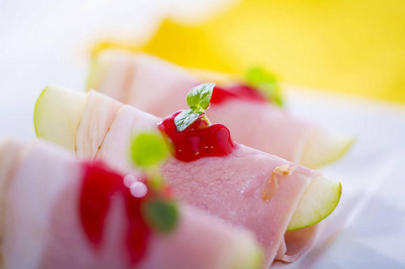 无人,横图,俯视,室内,特写,白天,餐桌,桌子,苹果,水果,阴影,朦胧,模糊,新鲜,反射,影子,肉,生食,食品,果实,火腿,猪肉,肉类,食物,腌制,果酱,有机食品,绿色食品,餐台,肉食,豚肉,果子酱,熏制,火肉,兰熏,猪腿,彩图,高角度拍摄,蔓越莓酱