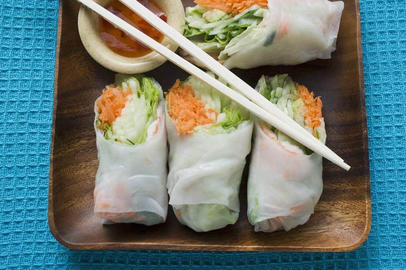 点心,无人,横图,俯视,室内,特写,白天,烹饪,餐桌,筷子,桌子,餐具,一排,一双,阴影,整齐,反射,包装,包装纸,碟子,盘,影子,纸,陶瓷,调料,酱料,酱汁,佐料,料理,食品,陶瓷制品,纸张,调味品,调味料,文化,传统,酱,春卷,菜肴,美食,食物,排列,两个,盘子,容器,碟,碗,佳肴,餐台,储藏,礼节,包装材料,储存,队列,薄饼,礼仪,春饼,越菜,越南菜,越南料理,糯米纸,进餐用具,彩图,高角度拍摄,米皮,越南春卷,贮存