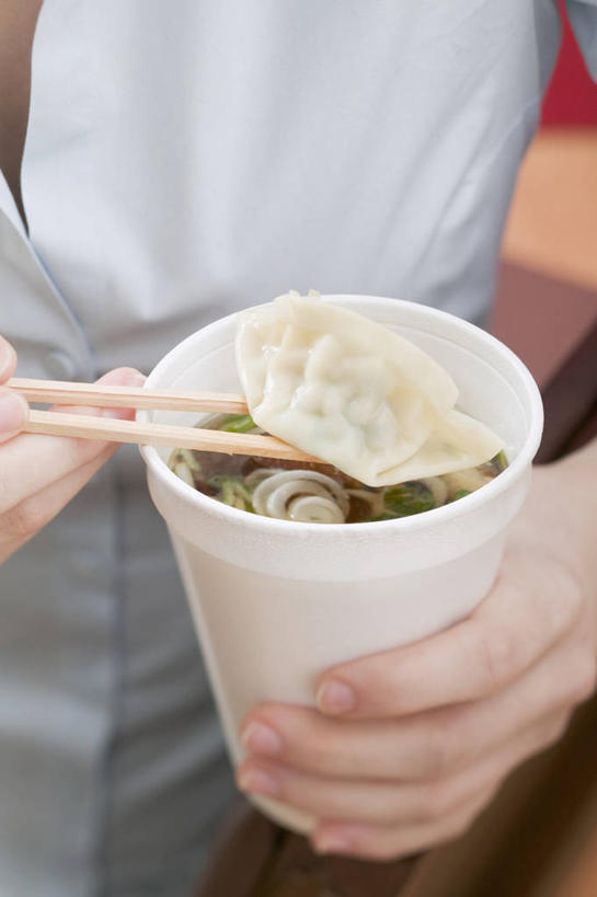 点心,馄饨,面食,西方人,手,一个人,商务人士,商务女性,竖图,俯视,室内,特写,白天,筷子,餐具,欧洲,欧洲人,双手,仅一个年轻女性,仅一个女性,仅一个人,一双,握,阴影,套装,反射,影子,陶瓷,料理,食品,面点,陶瓷制品,文化,传统,美食,食物,一个,白色,容器,碗,手部,中式,握着,单个,储藏,礼节,储存,礼仪,商务装,工薪阶层,扁肉,年轻女性,女人,女性,白种人,白领,上班族,进餐用具,半身,彩图,高角度拍摄,贮存