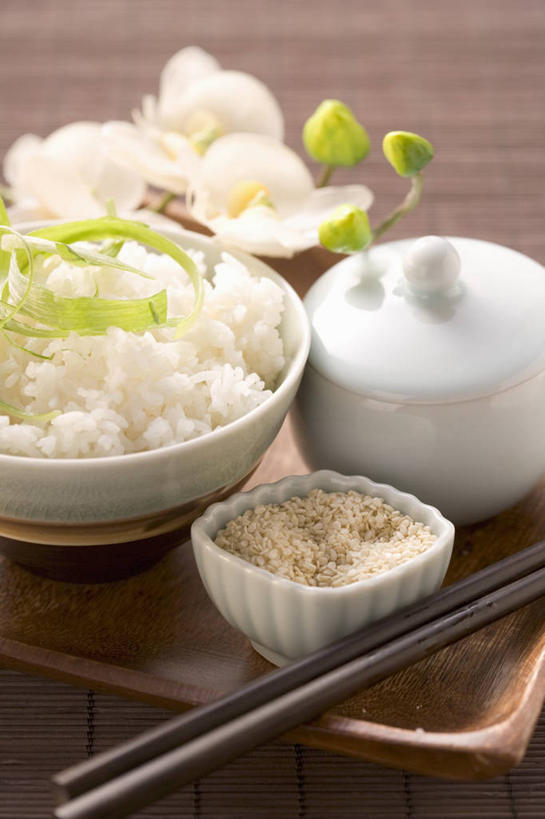 无人,竖图,俯视,室内,特写,白天,餐桌,筷子,桌子,餐具,一堆,一双,许多,阴影,堆叠,堆积,装饰,盛开,反射,碟子,盘,影子,陶瓷,谷类,谷物,芝麻,陶瓷制品,米,花蕾,文化,传统,大米,花,花瓣,花朵,鲜花,白色,盘子,容器,碟,碗,花苞,花蕊,餐台,储藏,堆,礼节,华丽,修饰,点缀,储存,礼仪,脂麻,胡麻,白麻,巨胜子,衬托,美观,雅致,雅观,油麻,进餐用具,彩图,高角度拍摄,贮存