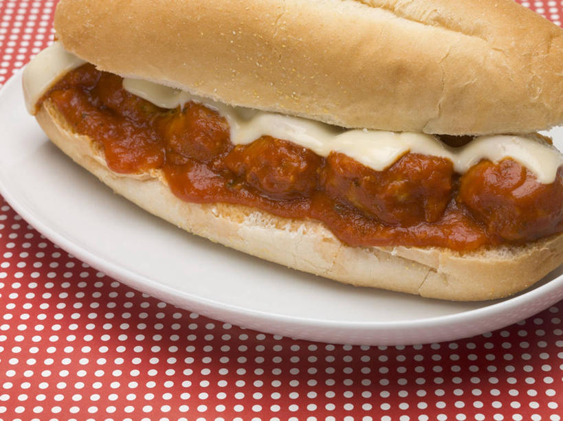 点心,面包,奶酪,无人,横图,俯视,室内,特写,白天,烹饪,西餐,餐桌,桌子,餐具,阴影,反射,布料,碟子,方格,格子,盘,影子,调料,酱料,酱汁,茄汁,肉,佐料,干酪,起司,三明治,料理,食品,面点,调味品,丸子,芝士,营养,调味料,法国面包,布纹,番茄酱,酱,菜肴,美食,肉类,肉丸,桌布,食物,糕点,一个,红色,白色,盘子,餐巾,碟,台布,快餐,乳酪,西式,佳肴,单个,餐台,法棍,长棍面包,乳制品,发酵,肉食,西式快餐,三文治,法式长棍面包,彩图,高角度拍摄