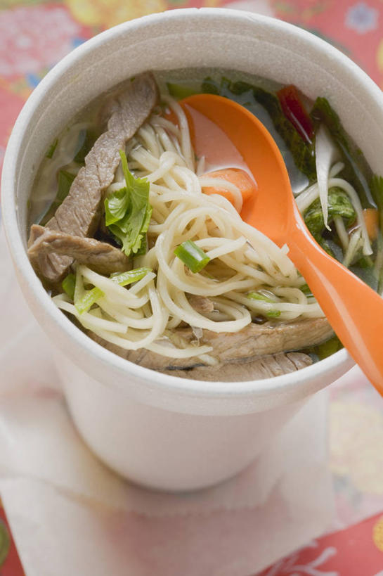 面食,面条,无人,竖图,俯视,室内,特写,白天,烹饪,中餐,桌面,桌子,阴影,反射,木制,影子,勺子,陶瓷,面,肉,牛肉,料理,食品,陶瓷制品,菜肴,美食,肉类,食物,一个,木制品,容器,调羹,汤匙,碗,中式,佳肴,单个,储藏,储存,肉食,彩图,高角度拍摄,贮存