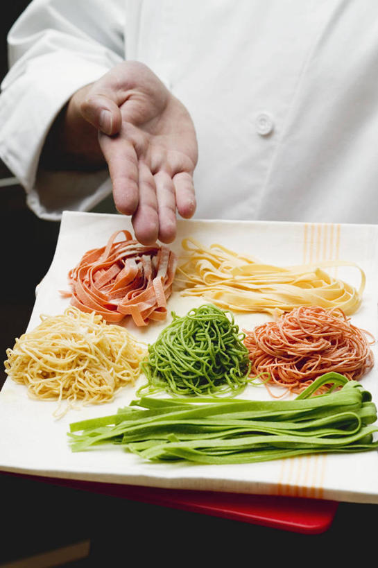 面食,面条,意大利面,西方人,手,一个人,厨师,站,举,竖图,室内,特写,白天,正面,工作服,制服,西餐,餐具,欧洲,欧洲人,仅一个男性,仅一个人,仅一个中年男性,许多,碟子,盘,面,料理,食品,食物,黄色,红色,绿色,盘子,碟,托,站着,手部,西式,单手,工作制服,男人,男性,中年男性,白种人,厨师长,厨子,大厨,主厨,举起,举手,举着,向上举,向上伸,向上托,站立,半身,彩图,工作套服