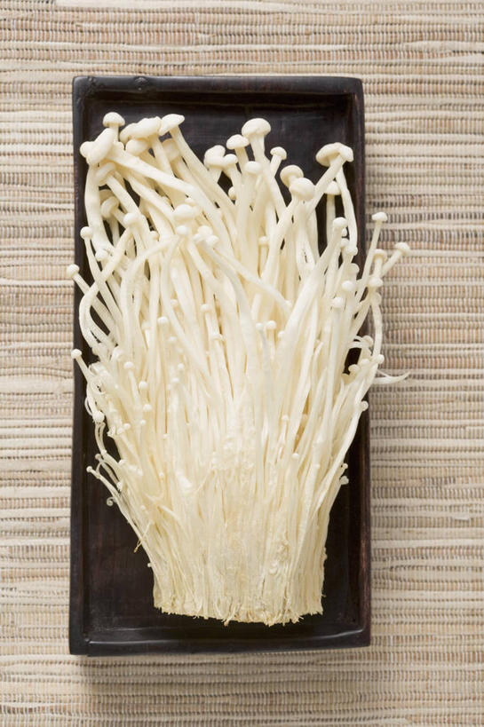 无人,竖图,俯视,室内,特写,白天,桌面,桌子,蔬菜,餐具,一堆,许多,阴影,堆叠,堆积,新鲜,反射,木制,碟子,盘,影子,金针菇,菌菇,食品,菌类,食物,黑色,盘子,木制品,碟,食用菌,有机食品,绿色食品,堆,构菌,金菇,毛柄金钱菌,银针菇,智力菇,彩图,高角度拍摄