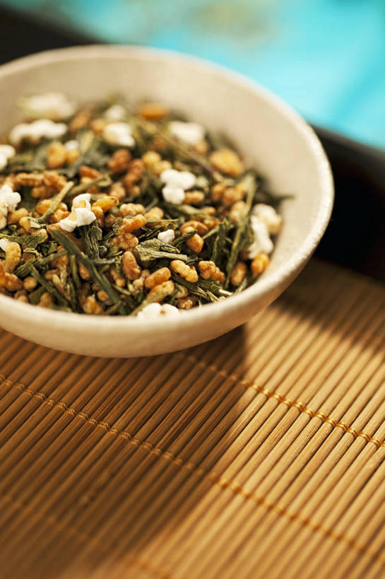 无人,竖图,俯视,室内,特写,白天,幸福,茶,桌面,桌子,阴影,朦胧,模糊,反射,木制,席子,影子,陶瓷,绿茶,茶叶,陶瓷制品,娱乐,木制品,容器,碗,享受,休闲,温馨,放松,乐趣,储藏,提神,舒适,储存,醒脑,彩图,高角度拍摄,不发酵茶,苦茗,贮存