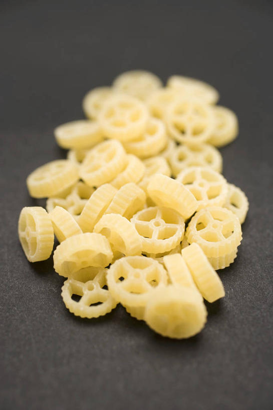 面食,面条,意大利面,无人,竖图,俯视,室内,特写,白天,西餐,桌面,桌子,一堆,许多,阴影,堆叠,堆积,黑色背景,反射,木制,影子,面,料理,食品,很多,食物,黄色,木制品,西式,摄影,影棚,堆,彩图,高角度拍摄,影棚拍摄,拍摄,车轮面