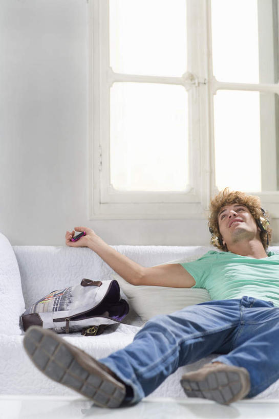 西方人,一个人,客厅,躺,闭眼,伸展双臂,竖图,室内,白天,正面,陶醉,阅读,快乐,满意,幸福,窗户,沙发,杂志,欧洲,欧洲人,仅一个男性,仅一个人,学习,服装,裤子,墙,音响,音乐,音乐播放器,牛仔裤,休闲装,娱乐,玻璃窗,墙壁,墙面,仅一个年轻男性,衣服,蓝色,耳机,随身听,看,享受,休闲,休闲服,放松,搭,读书,浏览,服饰,起居室,舒适,享乐,搭着,MP3播放器,布艺沙发,客堂,卧着,男人,男性,年轻男性,白种人,闭眼睛,闭着眼,闭着眼睛,敞开双臂,伸开双臂,躺着,卧,展开双肩,张开手臂,张开双臂,半身,彩图,播放器,沉醉