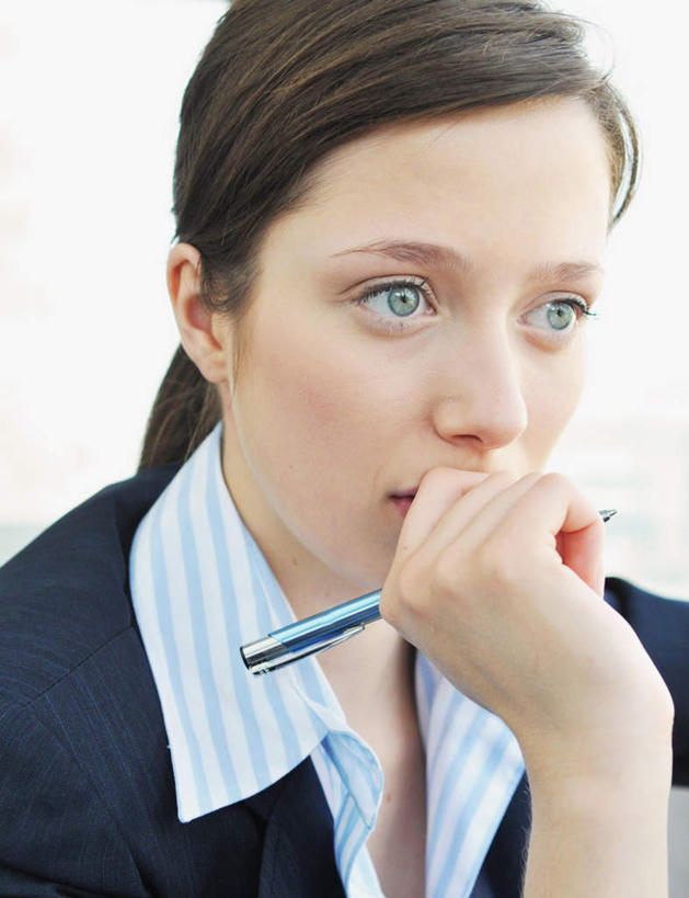 西方人,一个人,商务人士,商务女性,竖图,室内,白天,正面,欧洲,欧洲人,仅一个年轻女性,仅一个女性,仅一个人,撑,握,套装,笔,办公用品,拿,拿着,托腮,注视,文具,学习用品,观察,看,托,握着,观看,文具用品,察看,关注,托下巴,商务装,工薪阶层,年轻女性,女人,女性,白种人,白领,上班族,半身,彩图