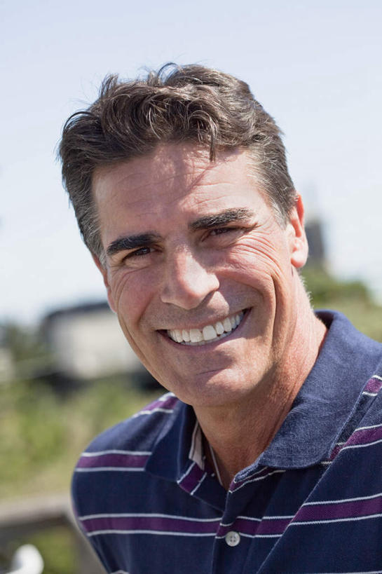 西方人,脸,头,脸颊,一个人,笑,微笑,露齿笑,竖图,室外,特写,白天,正面,植物,欧洲,欧洲人,仅一个男性,仅一个人,仅一个中年男性,阴影,服装,朦胧,模糊,光线,影子,注视,休闲装,肩膀,衣服,蓝色,绿色,蓝天,天空,阳光,自然,天,观察,看,休闲,休闲服,服饰,生长,晴朗,成长,观看,察看,关注,万里无云,男人,男性,中年男性,白种人,头部,脸部,脸蛋,面部,晴空,晴空万里,半身,彩图