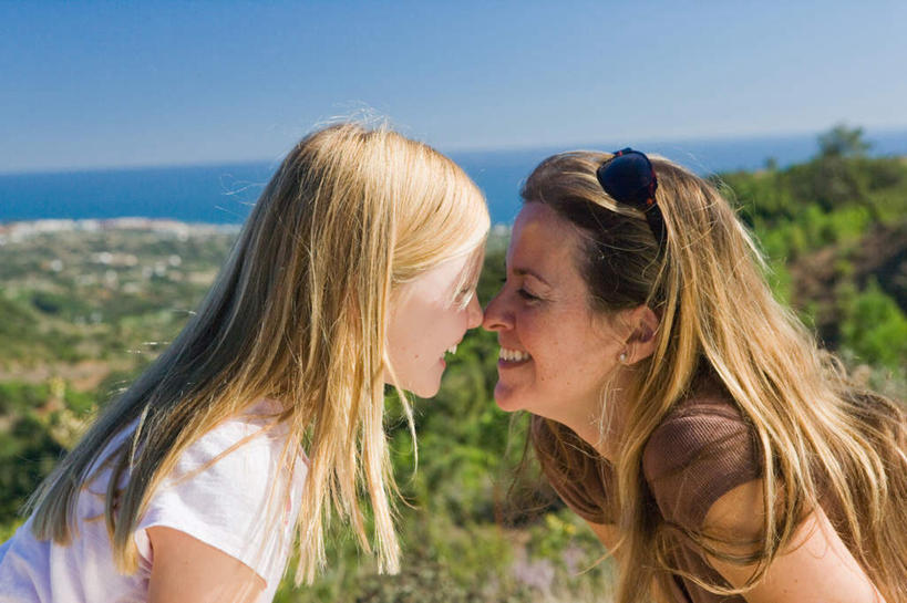 西方人,儿童,中年人,两个人,家庭,母亲,女儿,家,笑,微笑,露齿笑,横图,室外,白天,侧面,纯洁,欧洲,欧洲人,服装,墨镜,眼镜,房屋,屋子,草屋,休闲装,相视,住宅,小孩,衣服,蓝色,蓝天,天空,太阳镜,太阳眼镜,茅草屋,天,休闲,温暖,温馨,母女,一家人,面对面,休闲服,遮阳镜,可爱,母爱,童年,童趣,服饰,晴朗,对视,和睦,互视,相对,童真,烂漫,无邪,万里无云,相看,天真,女孩,女人,女性,中年女性,白种人,孩子,晴空,晴空万里,半身,彩图,房子,茅舍,茅屋,小屋,融洽,女生