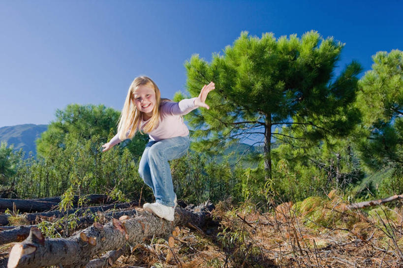 西方人,儿童,一个人,蹲,伸展双臂,笑,微笑,露齿笑,横图,室外,白天,侧面,纯洁,植物,欧洲,欧洲人,仅一个女性,仅一个人,阴影,服装,光线,影子,注视,休闲装,小孩,衣服,蓝色,绿色,蓝天,天空,阳光,自然,天,观察,看,仅一个小孩,休闲,休闲服,可爱,童年,童趣,服饰,生长,晴朗,成长,观看,察看,关注,童真,烂漫,无邪,万里无云,天真,女孩,女人,女性,白种人,孩子,晴空,晴空万里,敞开双臂,蹲着,伸开双臂,展开双肩,张开手臂,张开双臂,彩图,全身,女生