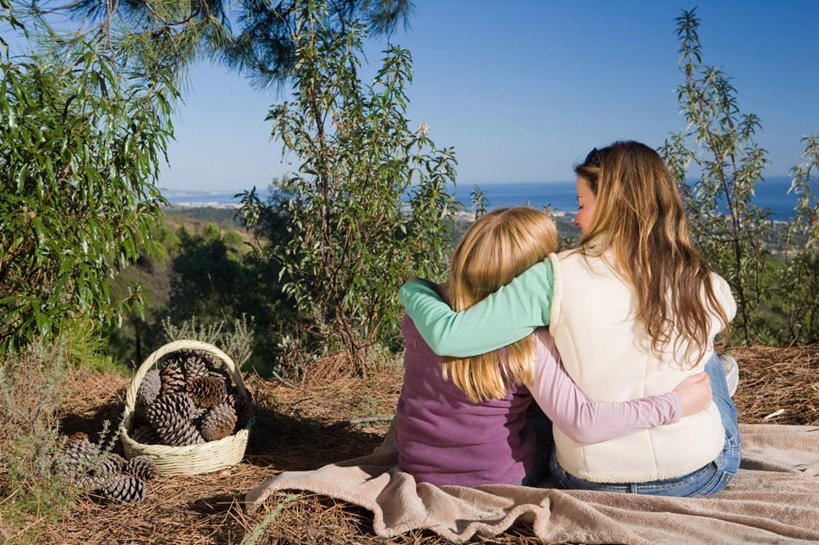 西方人,儿童,中年人,两个人,家庭,母亲,女儿,坐,抱,交叉,横图,室外,白天,纯洁,植物,竹子,纺织品,欧洲,欧洲人,一堆,阴影,堆叠,堆积,竹制,服装,装饰,编织,光线,篮子,毛毯,毯子,影子,坚果,果实,松果,注视,休闲装,纺织,小孩,背面,衣服,蓝色,绿色,蓝天,天空,阳光,自然,竹篮,垫子,干果,天,观察,看,休闲,温暖,温馨,母女,一家人,休闲服,可爱,母爱,童年,童趣,服饰,生长,晴朗,成长,抱着,观看,竹条,堆,华丽,修饰,交织,点缀,和睦,察看,竹制品,搂着,松塔,关注,童真,烂漫,无邪,万里无云,衬托,美观,雅致,雅观,穿插,天真,女孩,女人,女性,中年女性,白种人,孩子,晴空,晴空万里,搂,搂抱,坐着,彩图,全身,融洽,女生