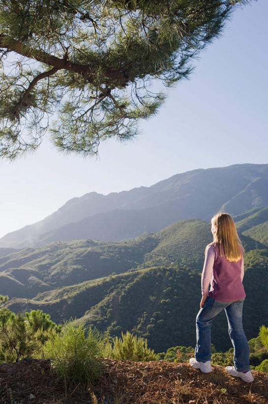 西方人,儿童,一个人,站,竖图,室外,白天,纯洁,山,山脉,植物,欧洲,欧洲人,仅一个女性,仅一个人,阴影,服装,光线,影子,山峰,山峦,注视,休闲装,树,树木,小孩,背面,衣服,蓝色,绿色,蓝天,天空,阳光,自然,群山,天,观察,看,站着,仅一个小孩,休闲,休闲服,可爱,童年,童趣,服饰,生长,晴朗,成长,观看,察看,关注,童真,烂漫,无邪,万里无云,天真,女孩,女人,女性,白种人,孩子,晴空,晴空万里,站立,彩图,全身,女生