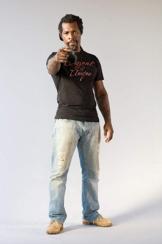 西方人,一个人,站,竖图,室内,白天,白色背景,正面,欧洲,欧洲人,仅一个男性,仅一个人,仅一个中年男性,指,服装,裤子,注视,牛仔裤,休闲装,方向,衣服,观察,看,手势,站着,休闲,休闲服,摄影,服饰,影棚,观看,察看,指向,食指,关注,男人,男性,中年男性,白种人,站立,彩图,全身,影棚拍摄,拍摄