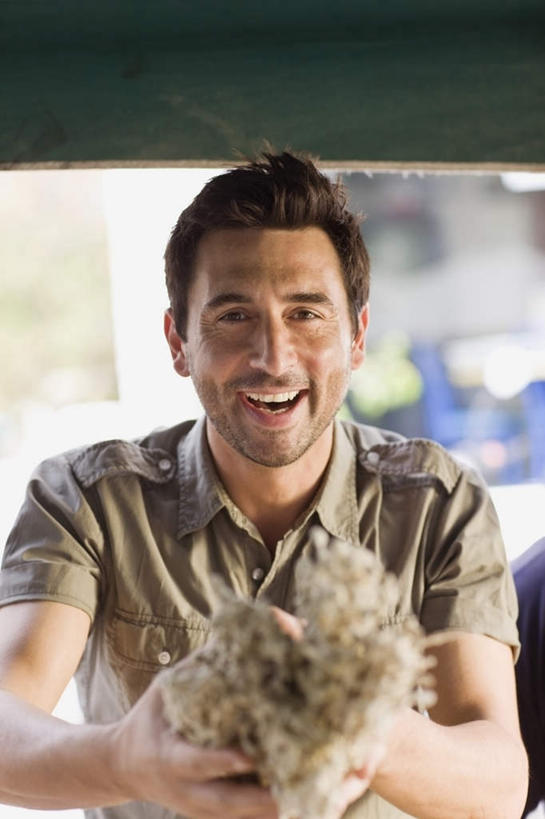 西方人,一个人,商店,站,笑,微笑,露齿笑,竖图,室外,白天,正面,植物,欧洲,欧洲人,仅一个男性,仅一个人,仅一个中年男性,握,服装,朦胧,模糊,草药,药草,拿,拿着,注视,休闲装,商铺,中药,衣服,观察,看,站着,休闲,休闲服,握着,服饰,观看,察看,关注,药材,中草药,中药材,本草,市肆,商号,男人,男性,中年男性,白种人,站立,半身,彩图,店铺