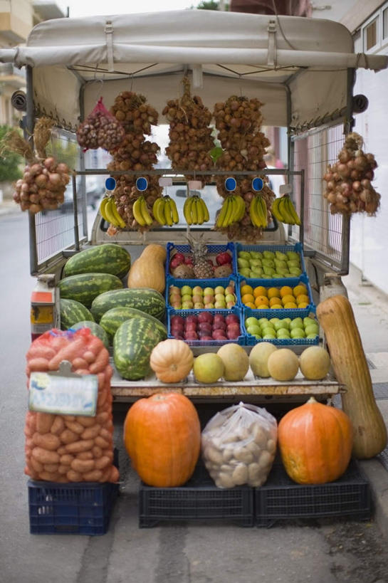 无人,商店,竖图,室外,白天,正面,西瓜,南瓜,蔬菜,土豆,水果,一堆,许多,吊挂,悬挂,堆叠,堆积,新鲜,金瓜,生食,食品,果实,很多,挂,商铺,蔬果,货架,番瓜,架子,食物,有机食品,绿色食品,堆,麦瓜,倭瓜,陈列架,超市货架,市肆,商号,寒瓜,芋艿,洋芋,山药蛋,马铃薯,彩图,店铺