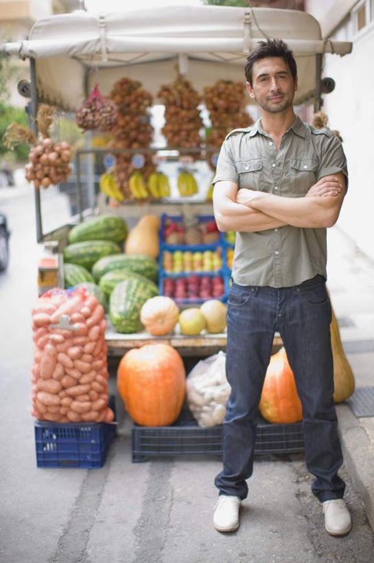 西方人,一个人,店员,商店,站,双手交叉,竖图,室外,白天,正面,香蕉,南瓜,蔬菜,土豆,水果,欧洲,欧洲人,仅一个男性,仅一个人,仅一个中年男性,服装,新鲜,金瓜,生食,食品,果实,注视,休闲装,商铺,蔬果,货架,番瓜,架子,食物,衣服,观察,看,站着,营业员,休闲,休闲服,服饰,有机食品,绿色食品,观看,麦瓜,倭瓜,察看,双手抱胸,关注,陈列架,超市货架,市肆,商号,销售人员,男人,男性,中年男性,白种人,售货员,甘蕉,芋艿,洋芋,山药蛋,马铃薯,站立,彩图,全身,店铺