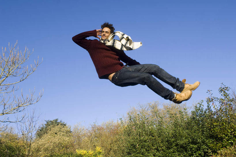 西方人,一个人,跳,笑,微笑,横图,室外,白天,仰视,植物,欧洲,欧洲人,仅一个男性,仅一个人,阴影,服装,装饰,光线,方格,格子,影子,半空,注视,休闲装,树,树木,仅一个年轻男性,衣服,蓝色,绿色,蓝天,天空,阳光,自然,围巾,天,观察,看,休闲,温暖,休闲服,服饰,生长,晴朗,成长,围脖,观看,保暖,华丽,点缀,察看,御寒,关注,手抱头,万里无云,衬托,美观,雅致,雅观,男人,男性,年轻男性,白种人,晴空,晴空万里,跳跃,彩图,低角度拍摄,全身