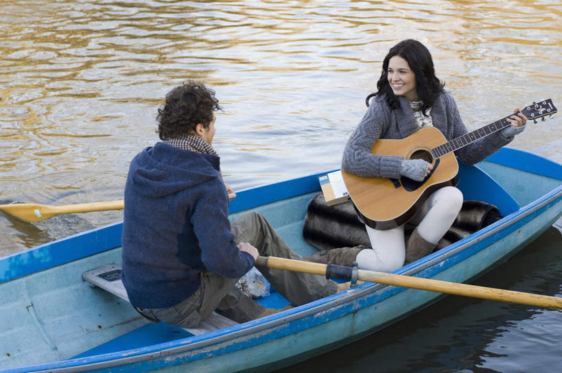 划船,西方人,两个人,家庭,夫妻,坐,抱,笑,微笑,露齿笑,横图,俯视,室外,白天,爱情,湖,湖泊,水,船,欧洲,欧洲人,一艘,阴影,波纹,服装,光线,船桨,影子,湖面,水流,水面,游艇,吉他,乐器,弦乐器,涟漪,浪漫,弹奏,演奏,注视,休闲装,衣服,蓝色,水纹,阳光,交通工具,波浪,湖水,观察,看,休闲,温暖,温馨,一家人,休闲服,恩爱,恋人,服饰,抱着,观看,和睦,察看,搂着,关注,载具,弹拨弦鸣乐器,水晕,荡舟,男人,男性,年轻男性,年轻女性,女人,女性,白种人,年轻人,夫妇,情侣,搂,坐着,彩图,高角度拍摄,全身,伴侣,融洽,弹拨弦乐器