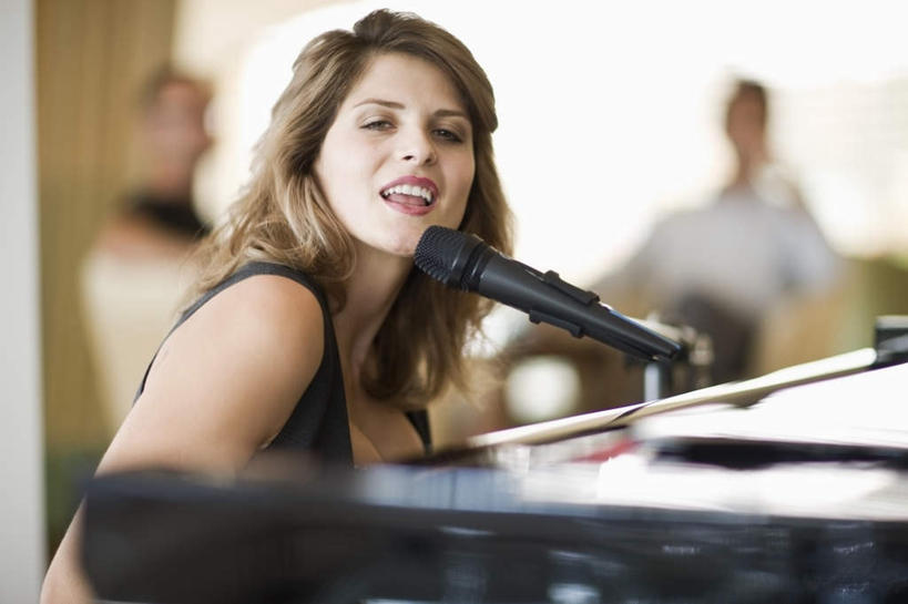 西方人,一个人,酒吧,坐,闭眼,笑,微笑,横图,室内,白天,正面,裙子,聚会,奢侈,夜生活,键盘,窗帘,沙发,欧洲,欧洲人,仅一个年轻女性,仅一个女性,仅一个人,连衣裙,朦胧,模糊,装饰,钢琴,棕色,乐器,弹奏,演奏,娱乐,帘子,话筒,休闲,遮阳,放松,弹琴,唱歌,夜店,华丽,修饰,点缀,麦克风,键盘乐器,扩音器,演唱,夜总会,传声器,布艺沙发,歌唱,衬托,美观,雅致,雅观,微音器,年轻女性,女人,女性,白种人,长发,卷发,闭眼睛,闭着眼,闭着眼睛,坐着,半身,彩图,酒吧间,酒馆