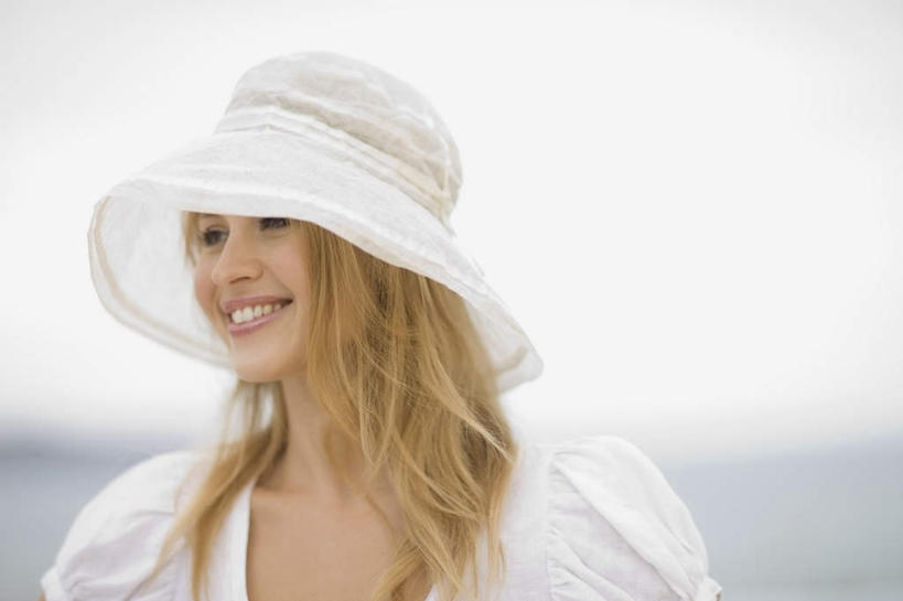 西方人,脸,头,脸颊,一个人,站,笑,微笑,露齿笑,横图,室外,特写,白天,正面,帽子,欧洲,欧洲人,仅一个年轻女性,仅一个女性,仅一个人,阴影,服装,朦胧,模糊,光线,影子,注视,休闲装,肩膀,衣服,白色,阳光,遮阳帽,观察,看,站着,休闲,休闲服,金色,服饰,观看,察看,关注,年轻女性,女人,女性,白种人,头部,长发,脸部,脸蛋,面部,站立,半身,彩图