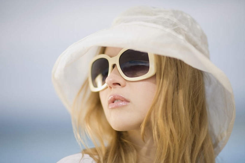 西方人,脸,头,脸颊,一个人,站,横图,室外,特写,白天,正面,帽子,欧洲,欧洲人,仅一个年轻女性,仅一个女性,仅一个人,阴影,朦胧,模糊,光线,墨镜,眼镜,影子,注视,白色,阳光,太阳镜,太阳眼镜,遮阳帽,观察,看,站着,金色,遮阳镜,观看,察看,关注,年轻女性,女人,女性,白种人,头部,长发,脸部,脸蛋,面部,站立,半身,彩图