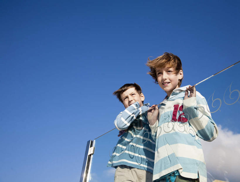 西方人,儿童,两个人,家庭,兄弟,栏杆,站,笑,微笑,露齿笑,横图,室外,白天,仰视,纯洁,欧洲,欧洲人,阴影,服装,光线,影子,云,云朵,围栏,棕色,云彩,注视,休闲装,护栏,小孩,衣服,蓝色,白云,蓝天,天空,阳光,天,观察,看,站着,休闲,温暖,温馨,一家人,休闲服,可爱,童年,童趣,服饰,晴朗,观看,和睦,察看,关注,童真,烂漫,无邪,天真,男孩,男人,男性,白种人,晴空,站立,半身,彩图,低角度拍摄,融洽,短发,男生