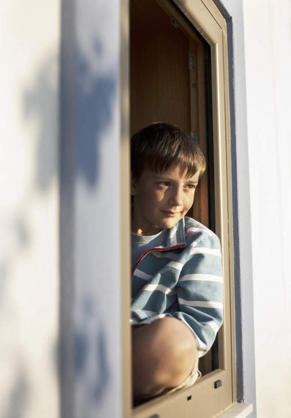 西方人,儿童,一个人,坐,笑,盘腿,微笑,竖图,室外,白天,正面,纯洁,窗户,欧洲,欧洲人,仅一个男性,仅一个人,阴影,服装,光线,影子,墙,注视,休闲装,墙壁,墙面,小孩,衣服,阳光,观察,看,仅一个小孩,休闲,休闲服,可爱,童年,童趣,服饰,观看,察看,关注,童真,烂漫,无邪,天真,男孩,男人,男性,白种人,孩子,盘腿而坐,盘膝,盘着腿的,盘着腿坐,双腿交叉,坐着,半身,彩图,男生