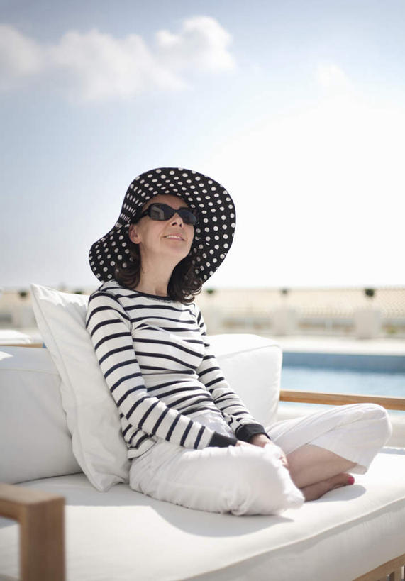 西方人,一个人,游泳池,坐,笑,盘腿,微笑,露齿笑,竖图,室外,白天,侧面,水,靠垫,帽子,椅子,欧洲,欧洲人,仅一个女性,仅一个人,阴影,条纹,服装,光线,墨镜,眼镜,影子,木椅,水池,水面,云,云朵,靠枕,云彩,注视,休闲装,光脚,泳池,衣服,蓝色,白色,白云,蓝天,天空,阳光,太阳镜,太阳眼镜,遮阳帽,垫子,枕头,天,观察,看,仅一个中年女性,休闲,赤脚,休闲服,遮阳镜,服饰,晴朗,观看,察看,关注,女人,女性,中年女性,白种人,晴空,盘腿而坐,盘膝,盘着腿的,盘着腿坐,双腿交叉,坐着,彩图,全身