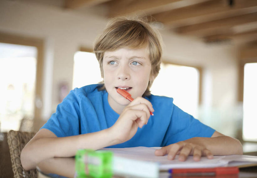 西方人,儿童,一个人,坐,笑,微笑,横图,室内,白天,正面,T恤衫,纯洁,窗户,桌面,桌子,书籍,欧洲,欧洲人,仅一个男性,仅一个人,握,写字,学习,咬,服装,朦胧,模糊,笔,墙,棕色,办公用品,记事本,拿,T恤,拿着,注视,休闲装,书桌,玻璃窗,墙壁,墙面,文具,小孩,衣服,蓝色,本子,笔记本,课桌,学习用品,观察,看,仅一个小孩,休闲,休闲服,可爱,童年,童趣,握着,服饰,观看,文具用品,咬着,察看,书写,关注,童真,烂漫,无邪,天真,男孩,男人,男性,白种人,孩子,书,图书,坐着,半身,彩图,短发,男生