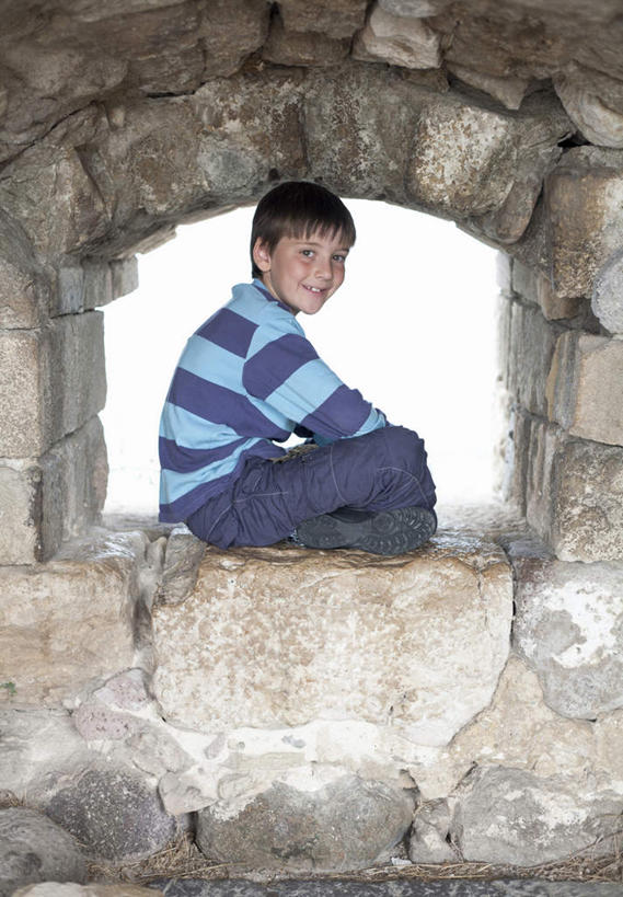 西方人,儿童,一个人,坐,笑,盘腿,微笑,露齿笑,竖图,室内,白天,侧面,纯洁,窗户,欧洲,欧洲人,仅一个男性,仅一个人,条纹,服装,墙,扭头,注视,休闲装,墙壁,墙面,小孩,衣服,观察,看,转头,仅一个小孩,休闲,休闲服,可爱,童年,童趣,服饰,观看,察看,关注,童真,烂漫,无邪,天真,男孩,男人,男性,白种人,孩子,盘腿而坐,盘膝,盘着腿的,盘着腿坐,双腿交叉,坐着,彩图,全身,男生