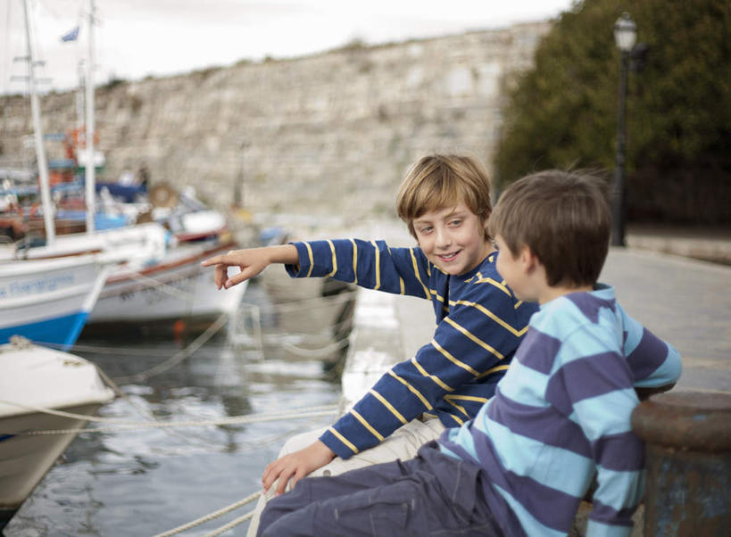 西方人,儿童,两个人,家庭,兄弟,码头,坐,笑,说,微笑,露齿笑,横图,室外,白天,侧面,讨论,纯洁,海浪,海洋,港口,船,欧洲,欧洲人,许多,停靠,指,阴影,条纹,服装,光线,影子,浪花,游艇,棕色,注视,休闲装,方向,小孩,衣服,天空,阳光,海水,交通工具,天,观察,看,手势,休闲,温暖,温馨,一家人,休闲服,可爱,童年,童趣,服饰,观看,和睦,察看,指向,食指,关注,停泊,载具,海景,童真,烂漫,无邪,游艇码头,交流,天真,男孩,男人,男性,白种人,大海,风浪,海,海水的波动,近岸浪,涌浪,沟通,讲话,交谈,商讨,说话,谈话,坐着,半身,彩图,摆渡口,埠头,渡口,渡头,港湾,海港,口岸,融洽,短发,男生