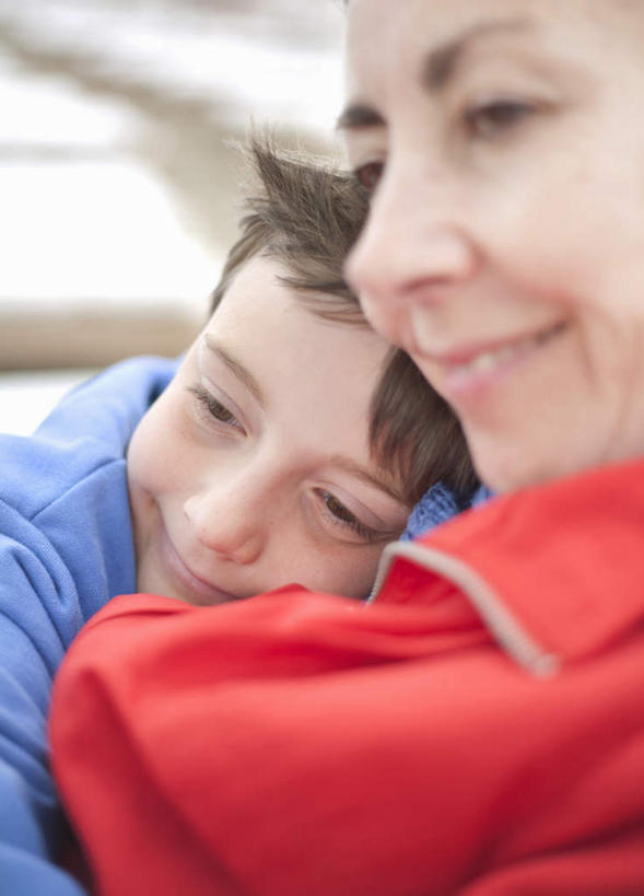 西方人,儿童,中年人,脸,头,脸颊,两个人,家庭,母亲,儿子,站,抱,笑,微笑,露齿笑,竖图,室外,特写,白天,正面,纯洁,欧洲,欧洲人,阴影,服装,光线,影子,注视,休闲装,小孩,衣服,红色,蓝色,阳光,观察,看,站着,休闲,温暖,温馨,母子,一家人,休闲服,可爱,母爱,童年,童趣,服饰,抱着,观看,和睦,察看,搂着,关注,童真,烂漫,无邪,天真,男孩,女人,女性,中年女性,白种人,孩子,头部,脸部,脸蛋,面部,搂,搂抱,站立,半身,彩图,融洽,短发,男生