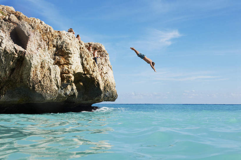 跳水,西方人,儿童,中年人,三个人,家庭,父亲,女儿,跳,横图,室外,白天,侧面,纯洁,海浪,海洋,石头,欧洲,欧洲人,阴影,光线,石子,影子,浪花,云,云朵,半空,云彩,光脚,小孩,蓝色,白云,蓝天,天空,阳光,海水,天,温暖,温馨,父女,一家人,赤脚,父爱,可爱,童年,童趣,晴朗,和睦,海景,童真,烂漫,无邪,天真,男人,男性,女孩,中年男性,白种人,孩子,大海,风浪,海,海水的波动,近岸浪,石块,岩石,涌浪,晴空,跳跃,彩图,全身,泳衣,融洽,女生